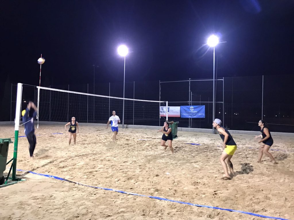 Voley playa nocturno Pinto